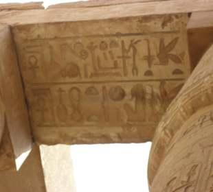 Hieroglify w Świątyni w Karnaku