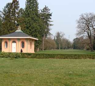 Teehaus mit Flutlichtmast Wildparkstadion hinten