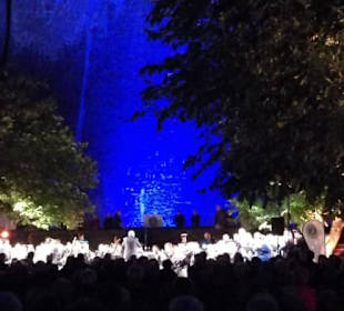 Zapfenstreich unterhalb der Sperrmauer