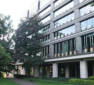 Warszawska giełda od strony wschodniej