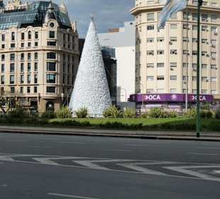 Weihnachtsbaum auf der Avenida 9 de Julio