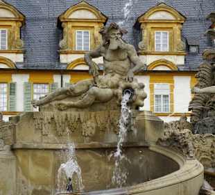An der Kaskade von Schloss Seehof