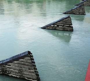 Eisbrecher vor den Pfeilern der Innbrücke