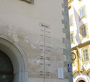 Rathaus mit Hochwasseranzeige