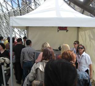 Sicherheitskontrolle vor dem Louvre