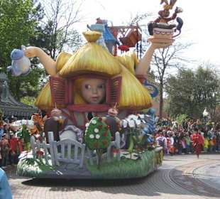 Parade im Disneyland Paris - Alice im Wunderland