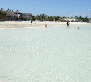 Diesen Strand findet man links vom Hotel