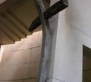 Das Holzkreuz "neigt sich dem Betrachter zu" 