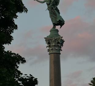 Die Friedenssäule auf dem Mehringplatz am Abend
