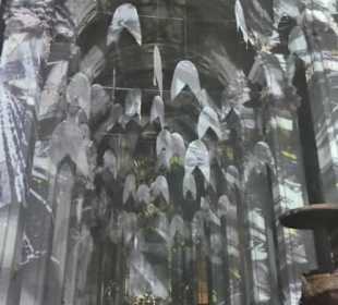 Heilig-Geist-Kirche: Installation „Unter Flügeln“ 