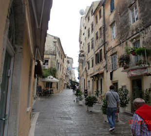 Durch die Strassen von Korfu Stadt