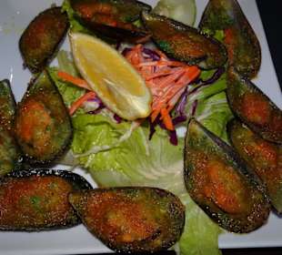 Überbackene Muscheln mit viel Knoblauch