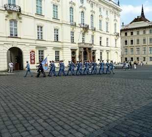 Am Haupteingang vor der Burg