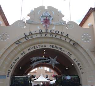 Eingang zum Markt in der Altstadt von Santa Cruz