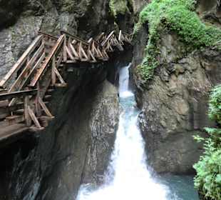 Auf Stegen durch die Klamm