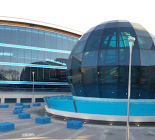 Schwimmhalle und Außenbereich des Spaßbades