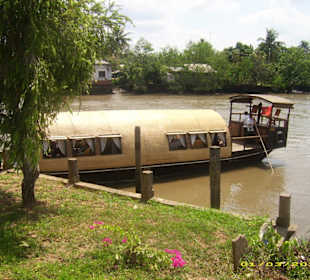Sampan an einer Anlegestelle