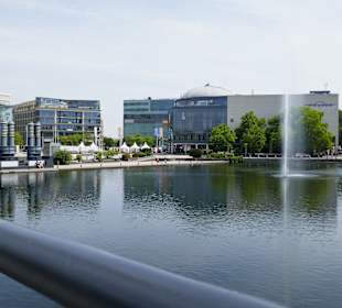 See mit Fontäne am Mediapark