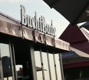 Pause bei der Buchtbude am Ufer der Elbe