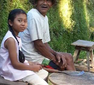 Generationen - Reisbauer mit Enkelin