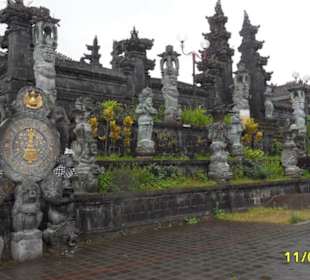 Muttertempel bei Regen