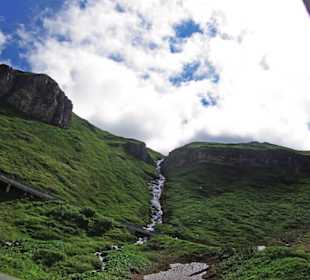 Kleine Wasserfälle entlang der Strecke