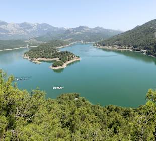 Angestauter See mit Talsperre