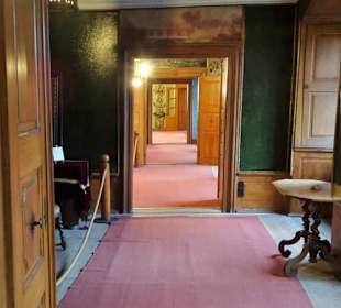 Rundgang durch die Räume des Wasserschlosses