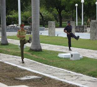 Wachablösung auf dem Friedhof