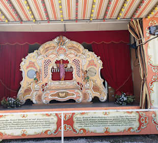 Alte Orgeln auf Anhänger 