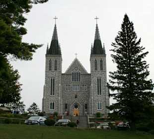 Blick auf die Wallfahrtskirche Martyrs' Shrine