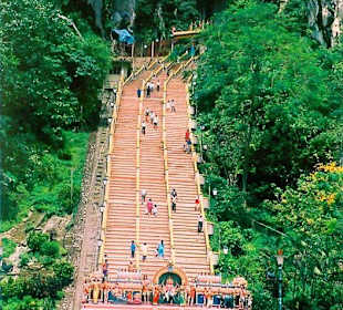 Viele Stufen bis zu Höhle
