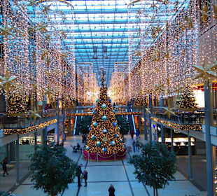 Schön geschmückte Einkaufspassage