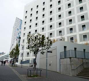 Weg von der Haltestelle zum Mailänder Platz