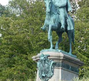 Ernst II. hoch zu Ross oberhalb vom Schlossplatz