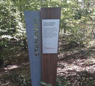 Infotafel auf dem Weg vom Parkplatz zum Turm