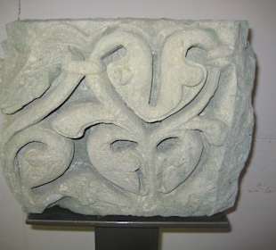 Ornamentfries mit Blattwerk  / spätromanisch