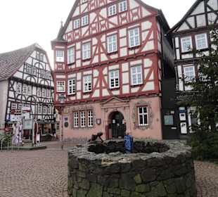 Hist.Brunnen m. Rathaus