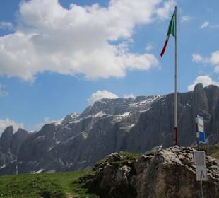 Italienische Fahne am Sellajoch