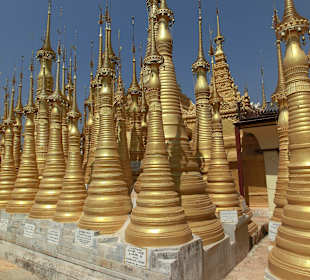 Goldene Stupas, so weit das Auge reicht