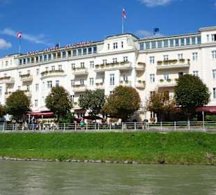 Blick vom Schiff auf das "Hotel Sacher Salzburg"