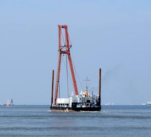Cuxhavener Schwimmkran auf dem Weg zum Fährhafen