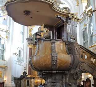 Blick auf die Kanzel der Kirche