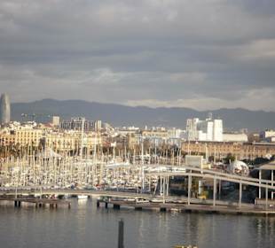 Blick vom Hafen auf die Stadt