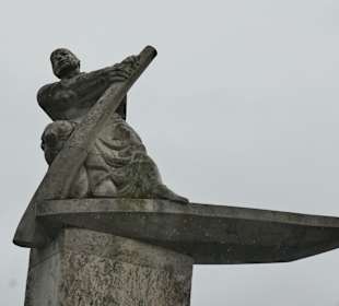 Das Denkmal Der Fährmann am Magdeburger Elbufer
