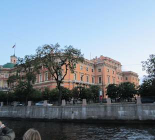 Ein Palais vom Kanal aus