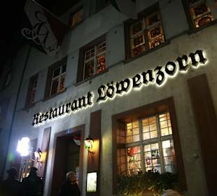 Löwenzorn Aussenansicht bei Nacht