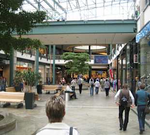 Blick in die belebte Einkaufsstraße