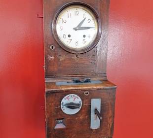 Historische Stechuhr im Museum Kupfermühle