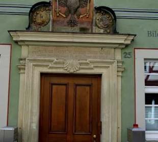 Über den Eingänge Wappen